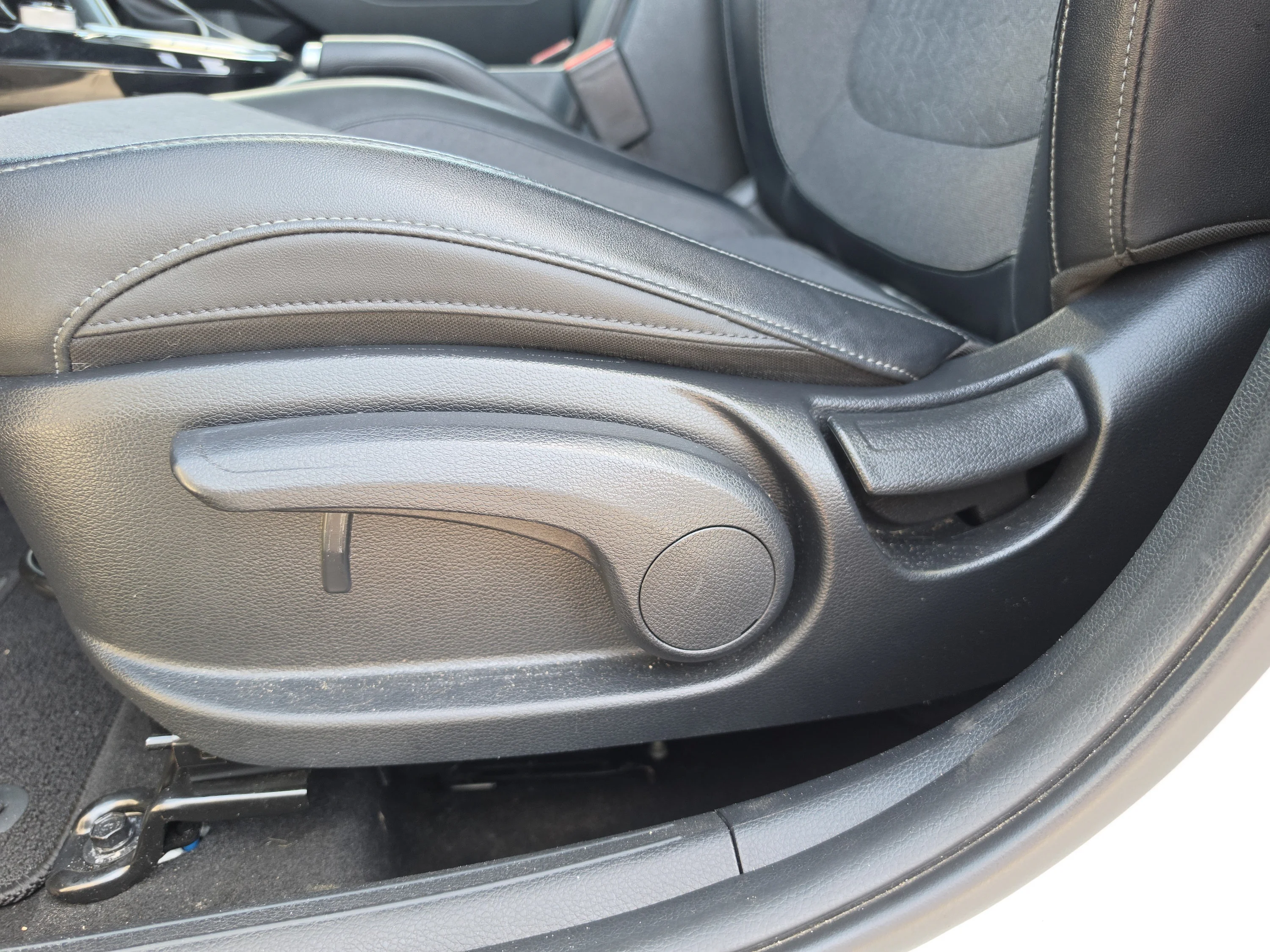 Used 2024 Clear White/Black Roof Kia X-Line image 25