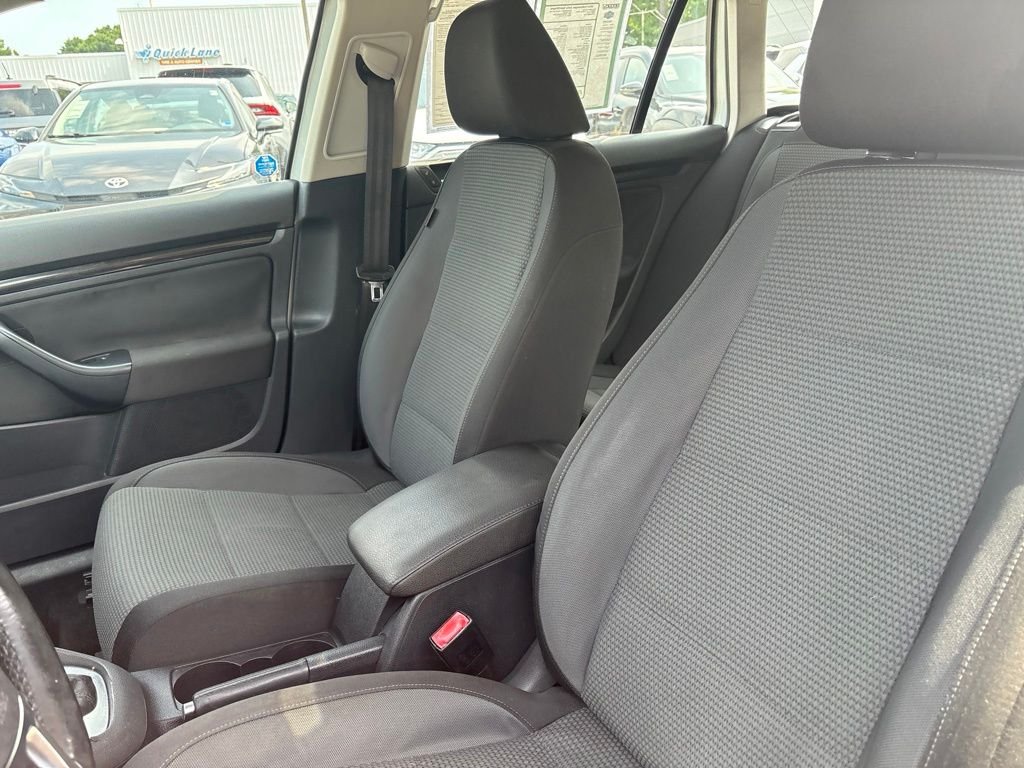 Used 2014 White Volkswagen 2.5L S image 12
