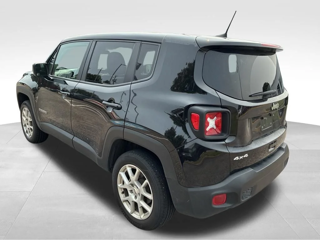 Used 2023 Black Jeep Latitude image 3