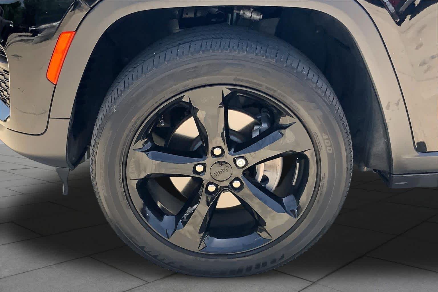 Used 2024 Diamond Black Crystal Pearlcoat Jeep Altitude X image 11