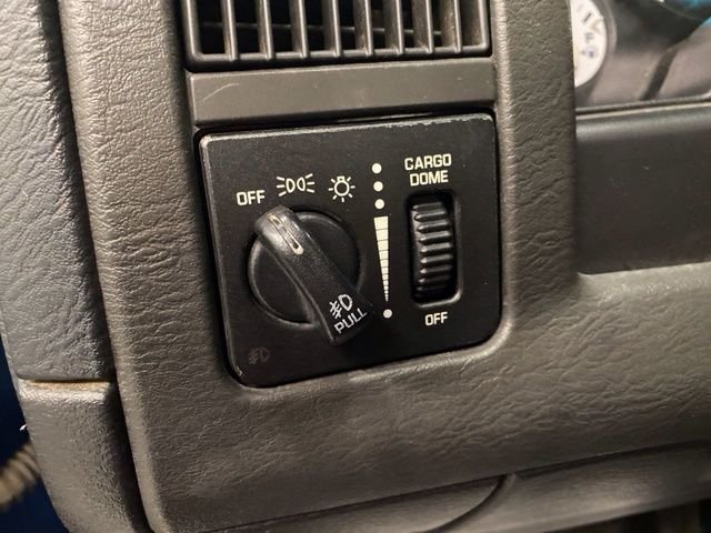 Used 2005 Blue Dodge SLT image 25
