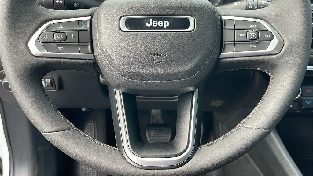 Used 2026 White Jeep Latitude image 28