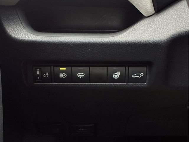 Used 2021  Toyota XLE Premium image 17
