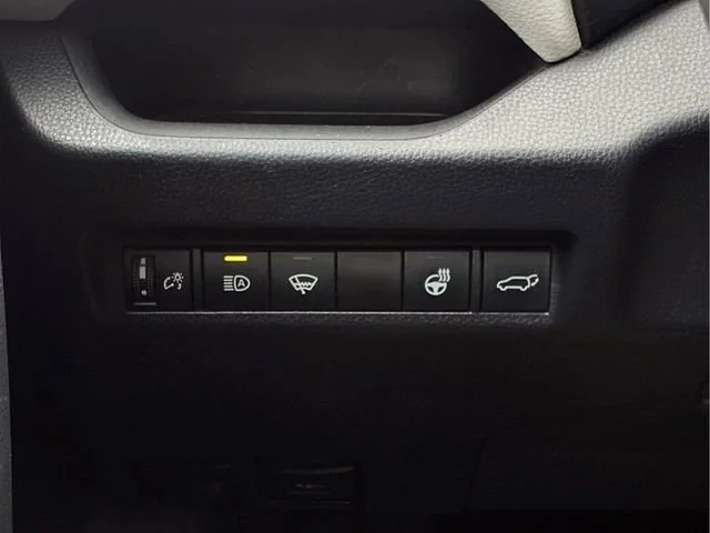 Used 2021  Toyota XLE Premium image 17