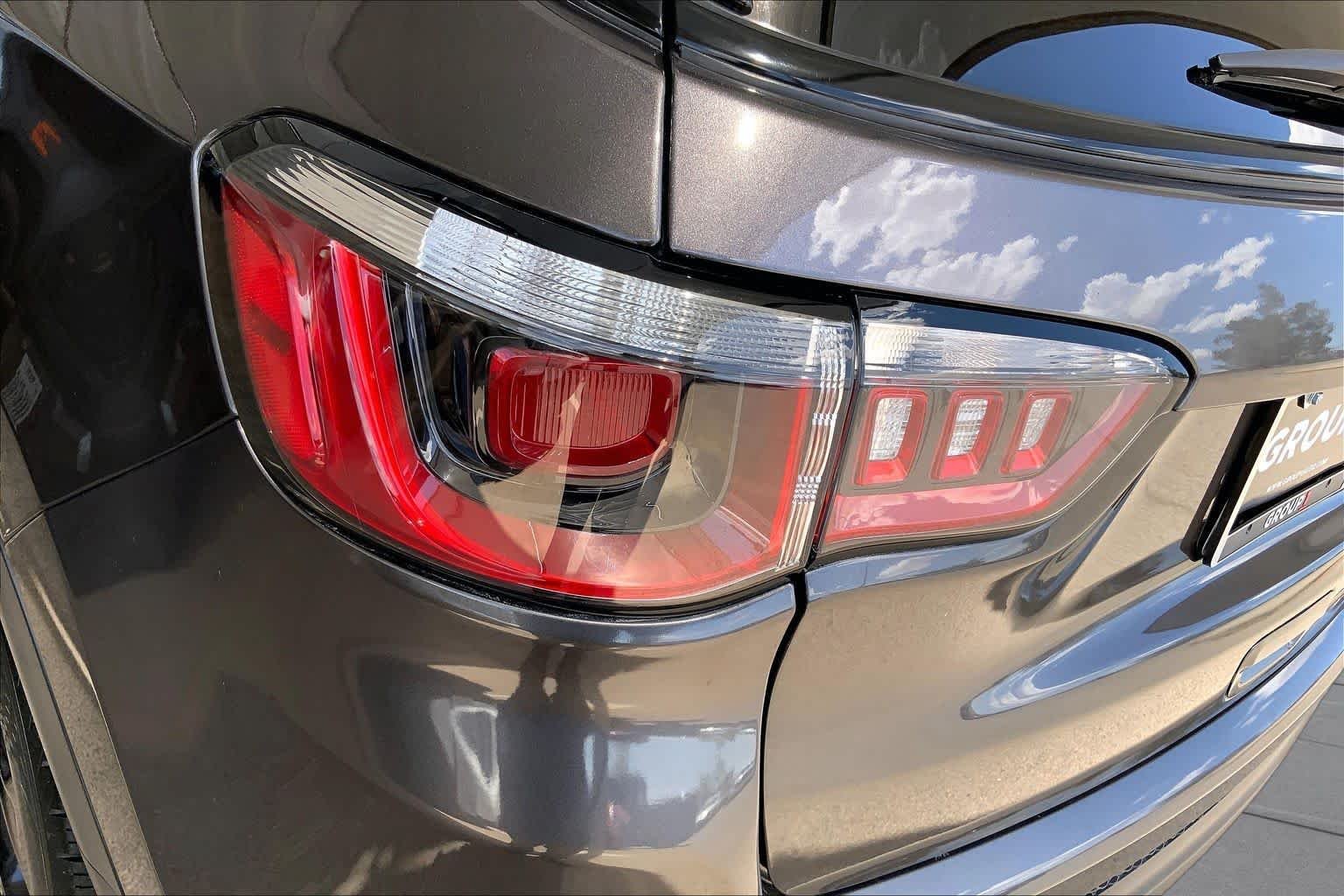 Used 2019 Granite Crystal Metallic Clearcoat Jeep Altitude image 29