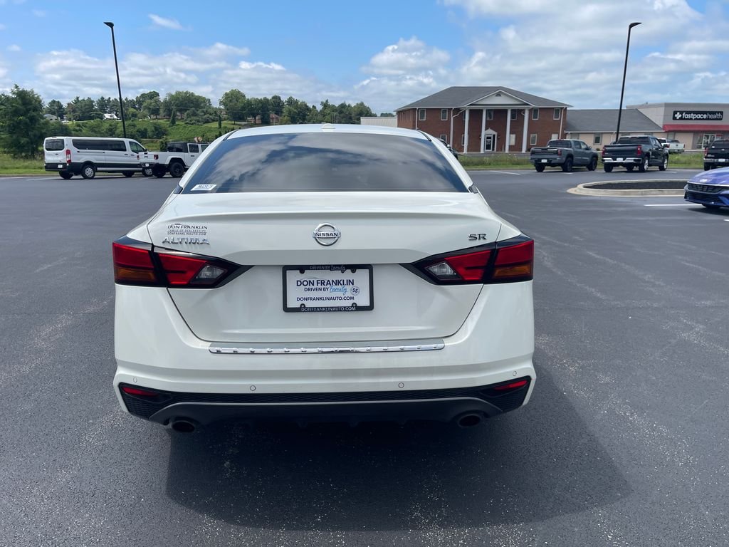 Used 2021 White Nissan 2.5 SR image 4
