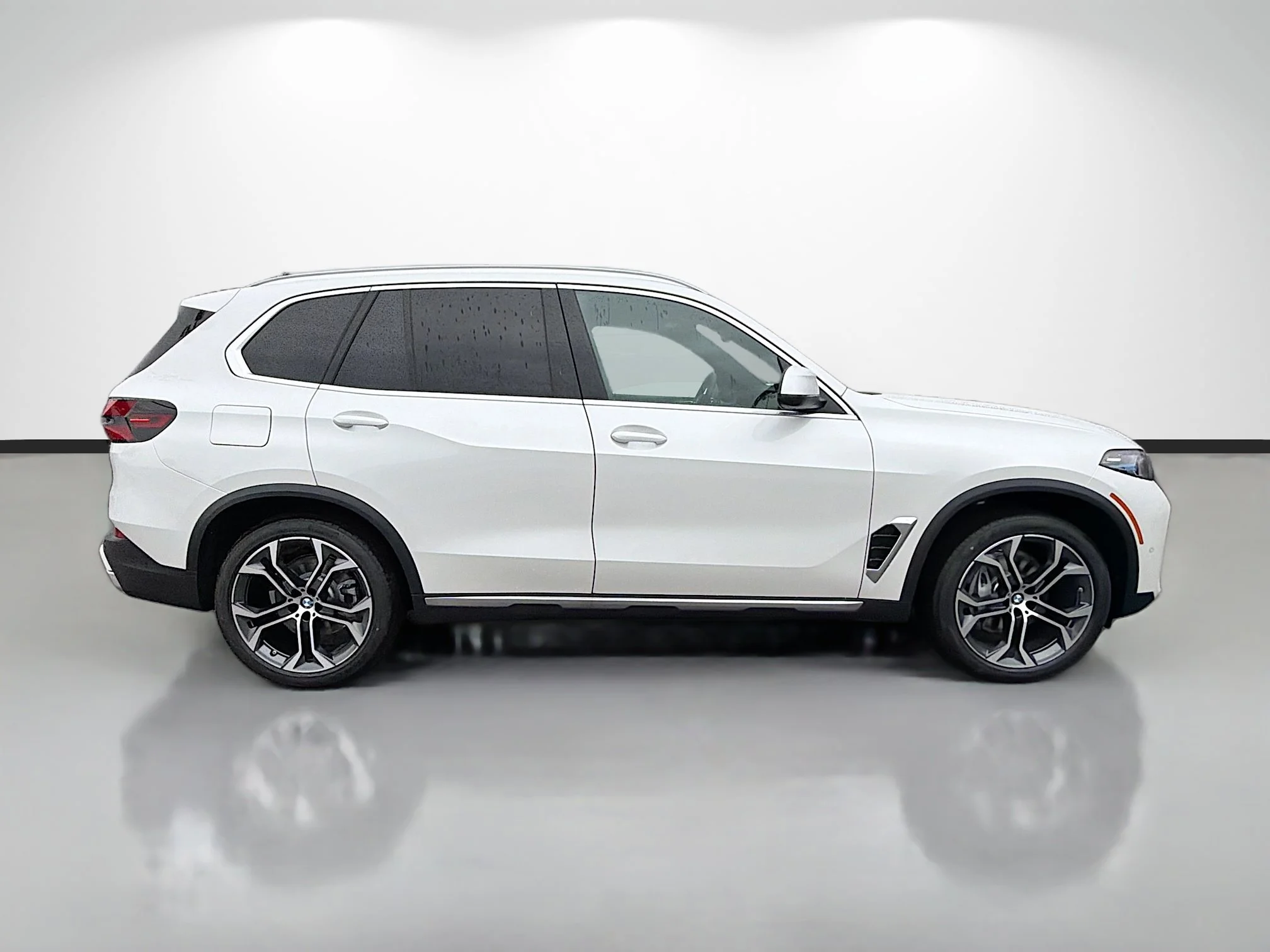 New 2026 Mineral White Metallic BMW xDrive40i image 2