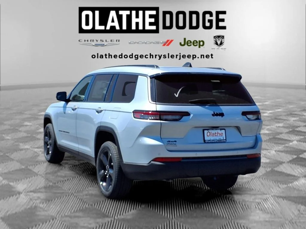 New 2026 Silver Zynith Exterior Paint Jeep Limited image 3