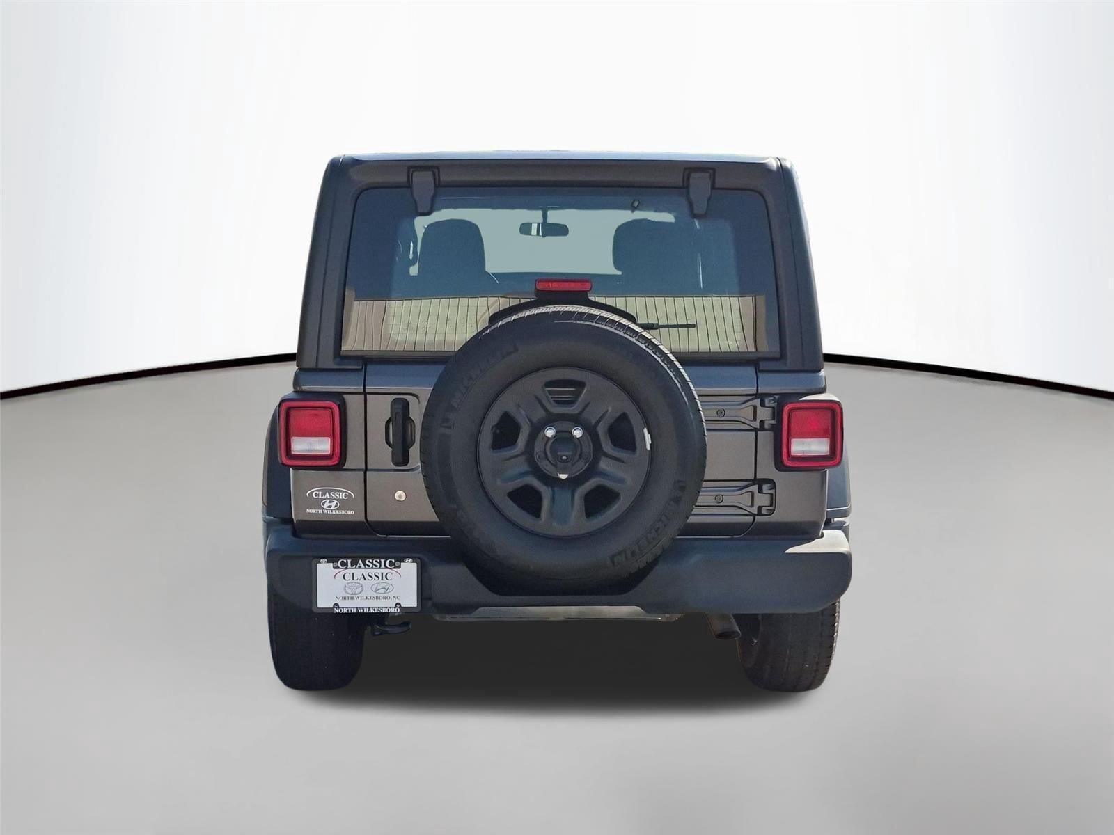 Used 2022 Granite Crystal Metallic Clearcoat Jeep Unlimited Sport image 4