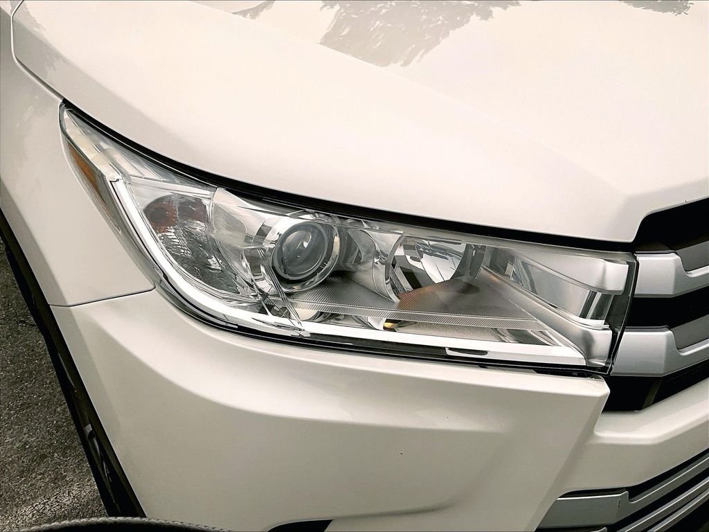 Used 2019 White Toyota XLE image 34