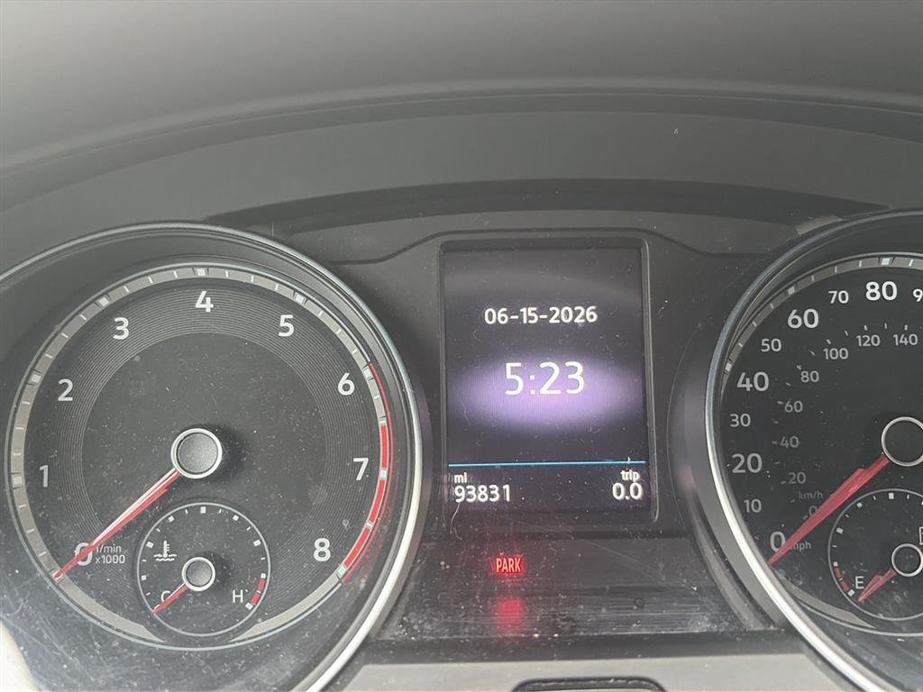 Used 2018 SILVER VOLKSWAGEN SE image 2