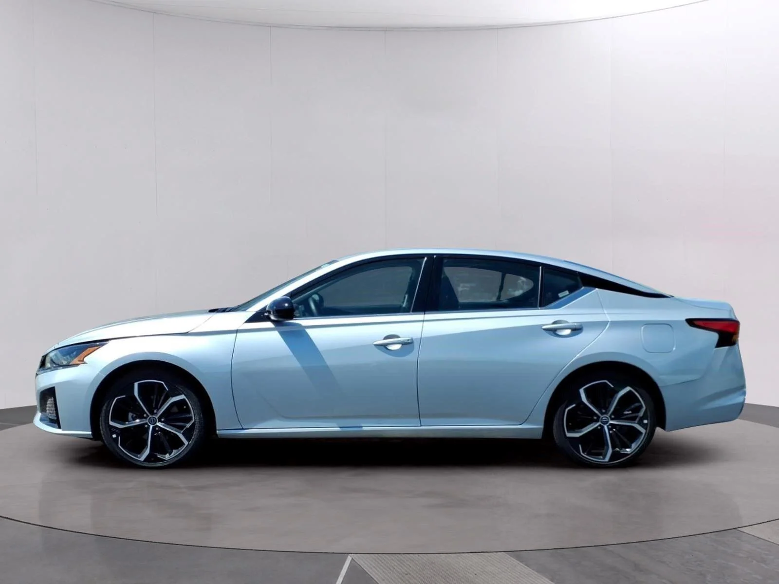 Used 2025 Brilliant Silver Metallic Nissan SR image 2