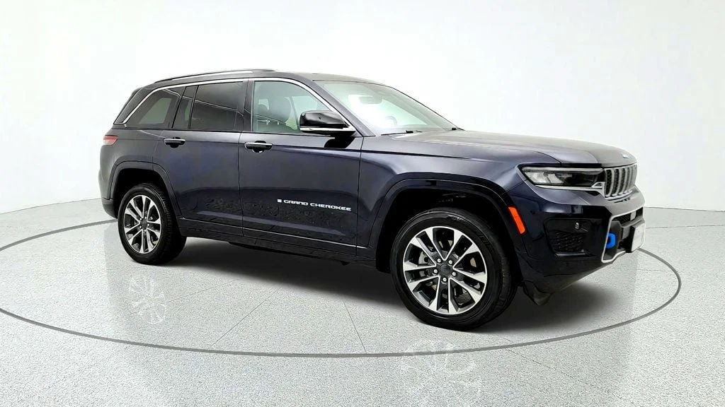 Used 2023 Midnight Sky Jeep Overland 4x4 image 3