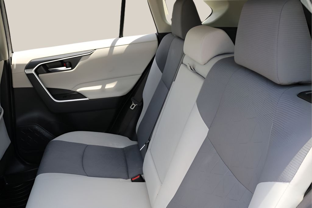 Used 2019 Silver Toyota XLE image 16