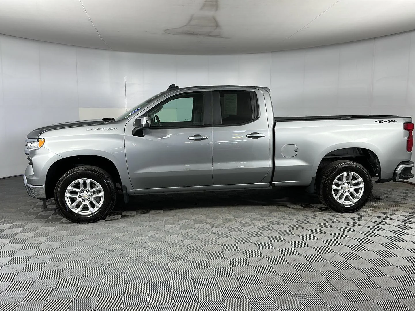 Used 2024 Sterling Gray Metallic Chevrolet LT image 7