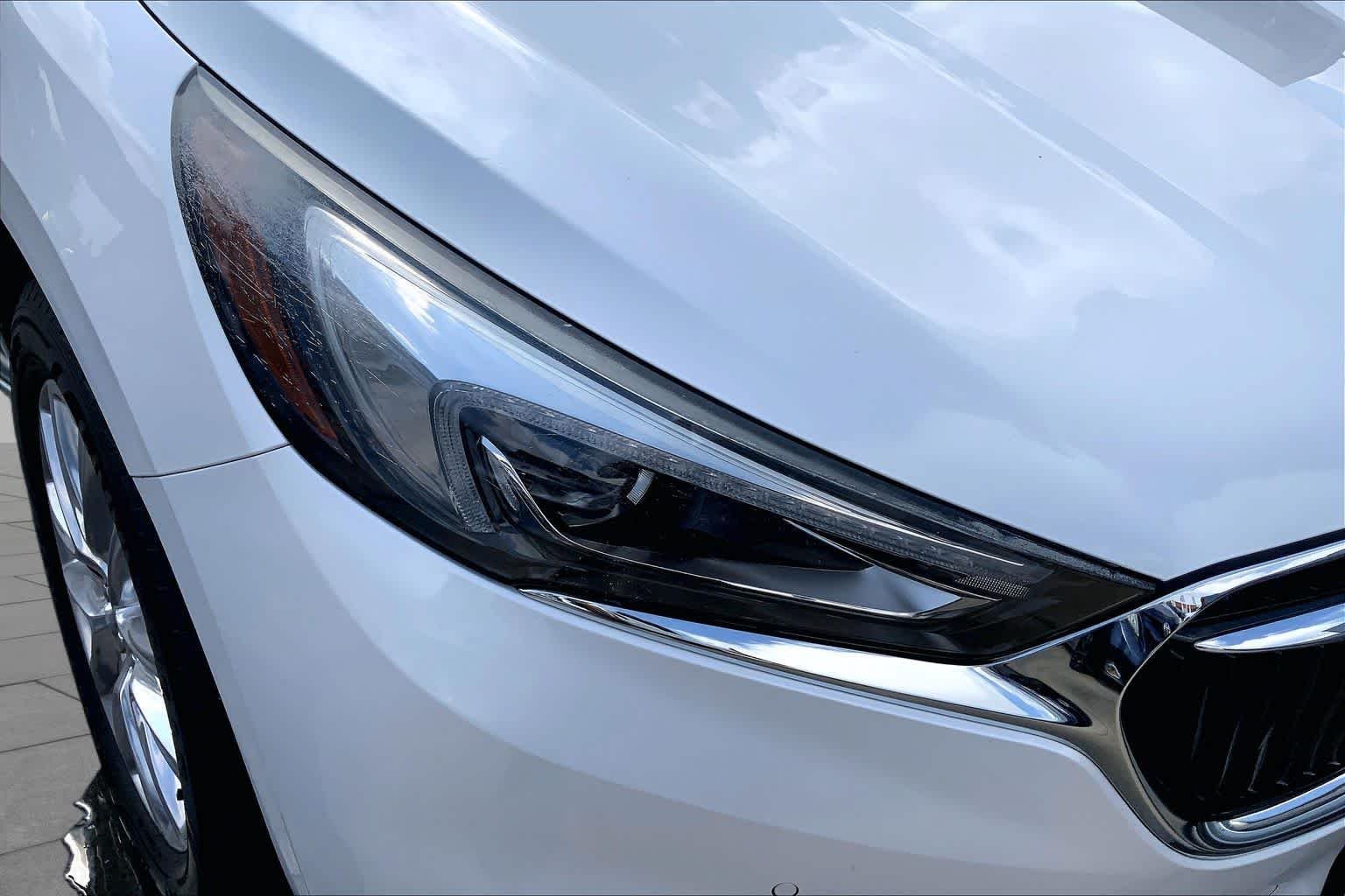Used 2018 White Frost Tricoat Buick Premium image 27