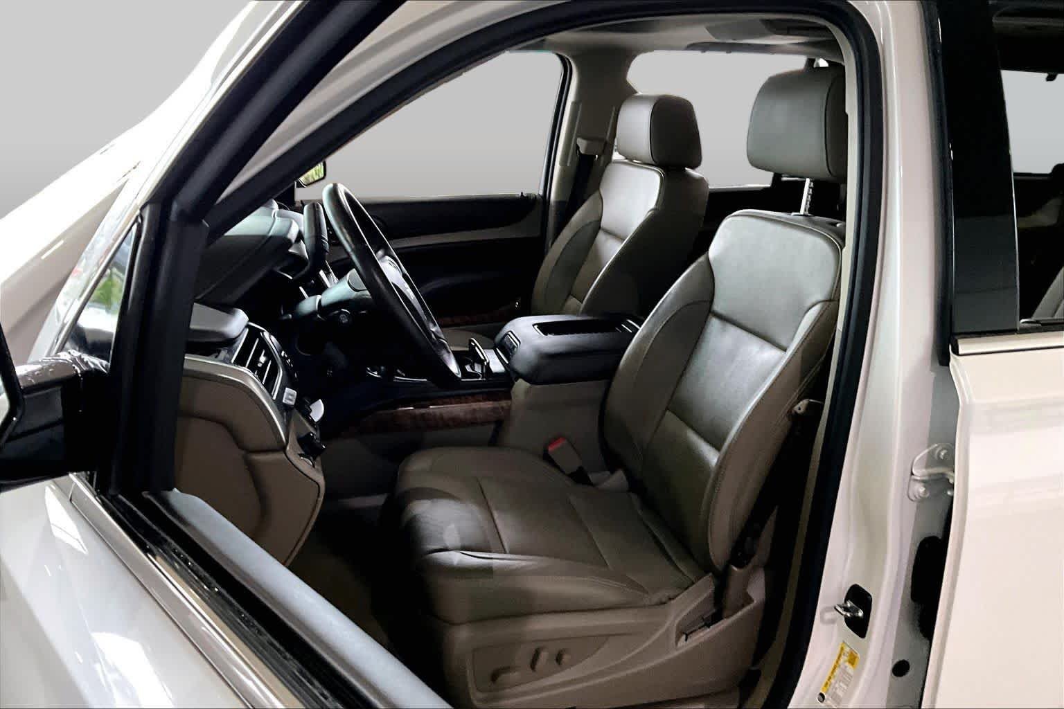 Used 2017 Iridescent Pearl Tricoat Chevrolet Premier image 8
