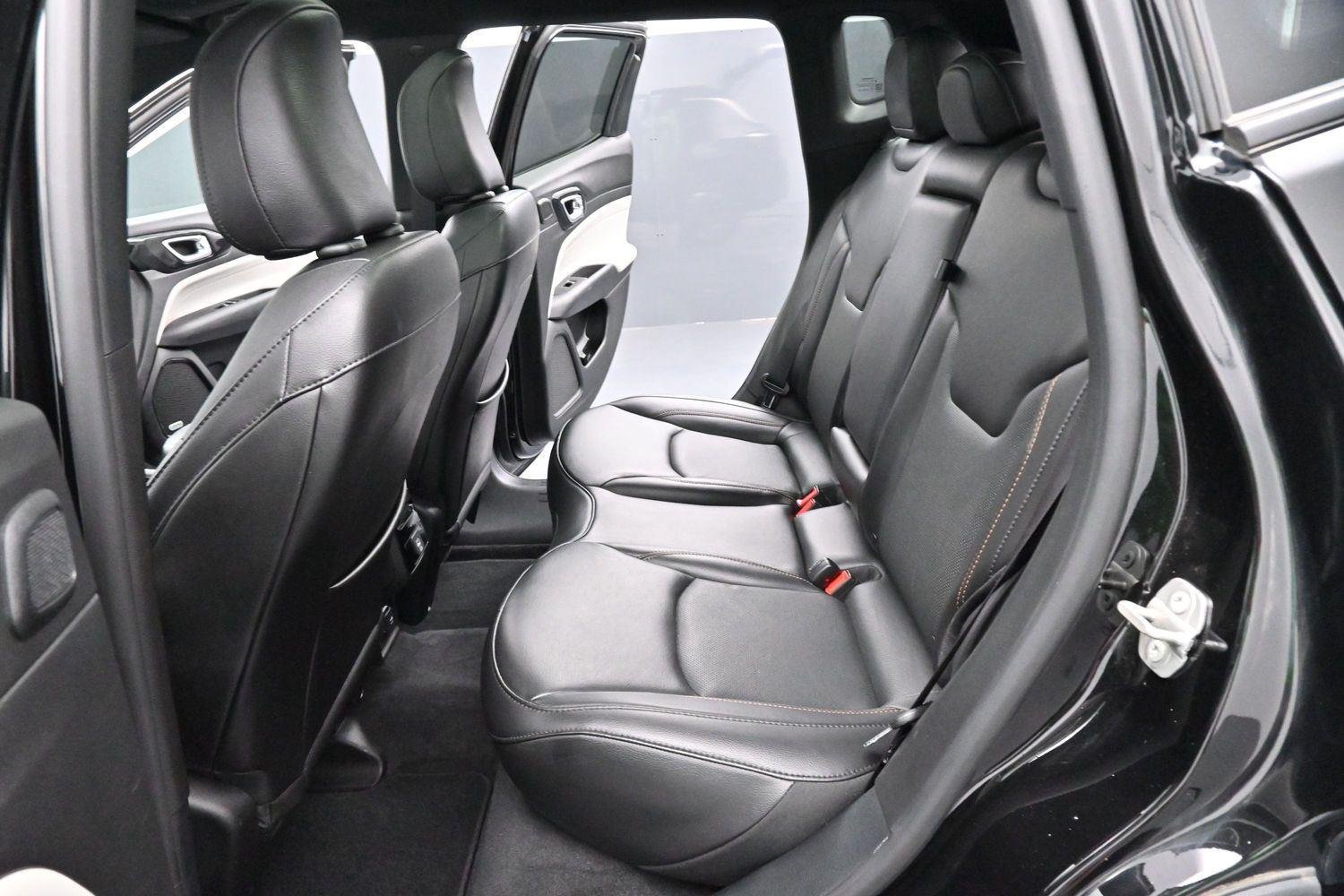 Used 2023 Diamond Black Crystal Pearlcoat Jeep Limited image 29
