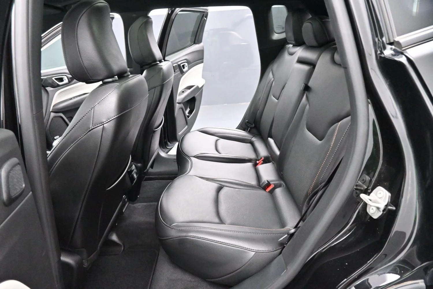 Used 2023 Diamond Black Crystal Pearlcoat Jeep Limited image 29