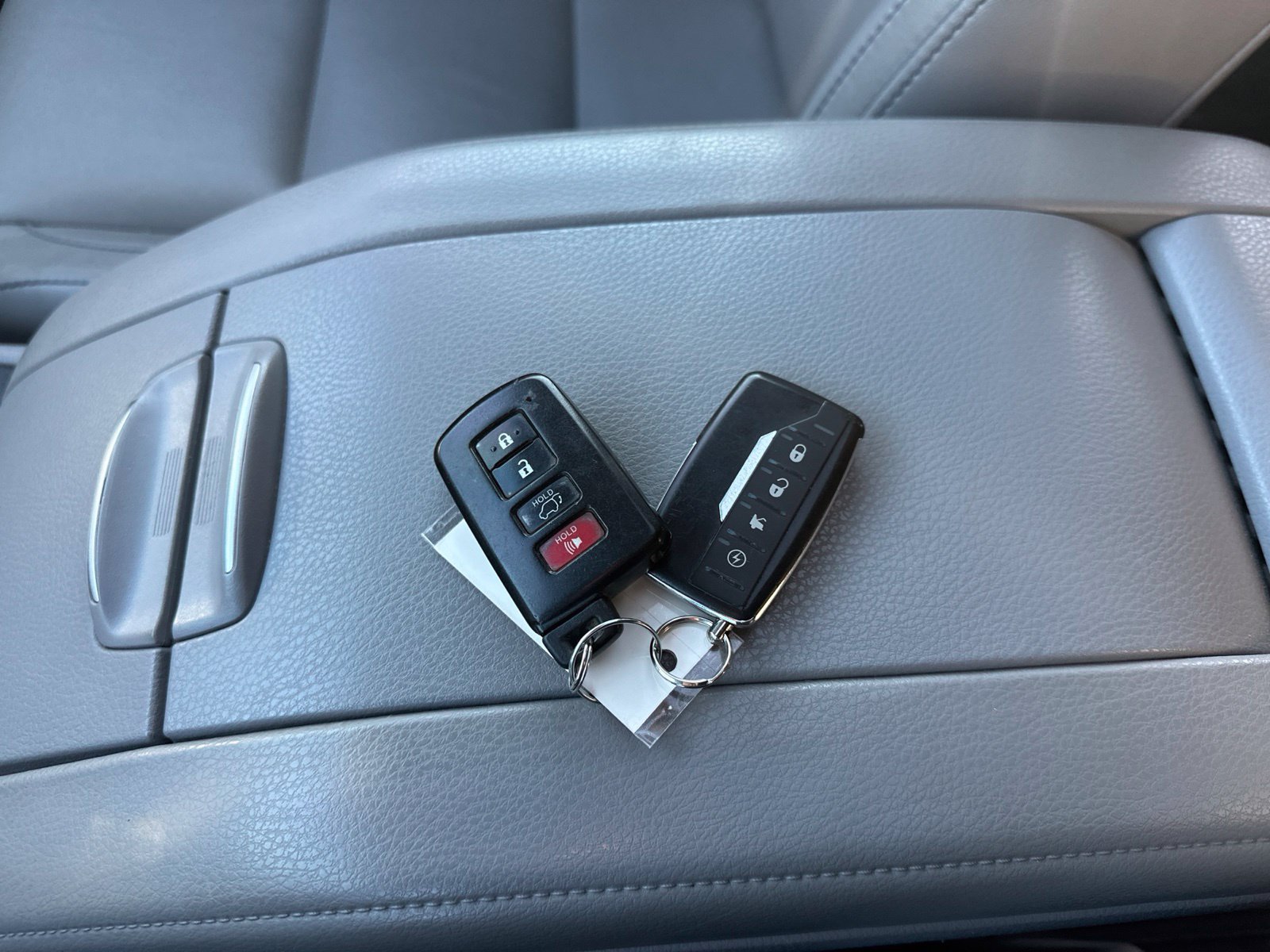 Used 2015 White Toyota XLE V6 image 7