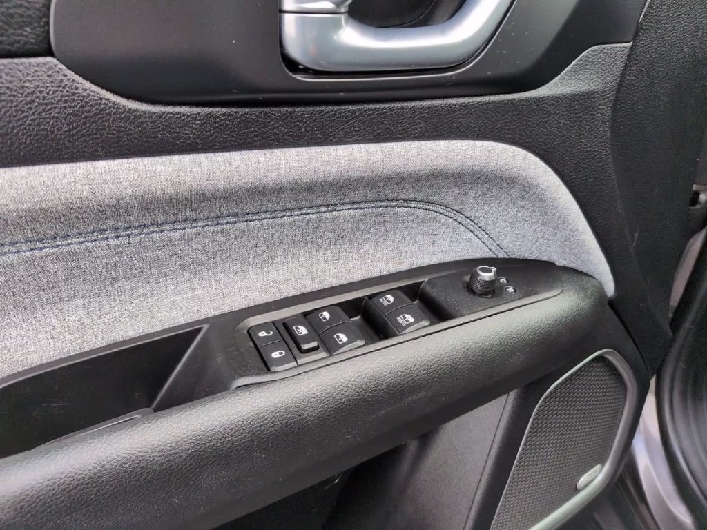 Certified Used 2022 Gray Jeep Latitude image 16