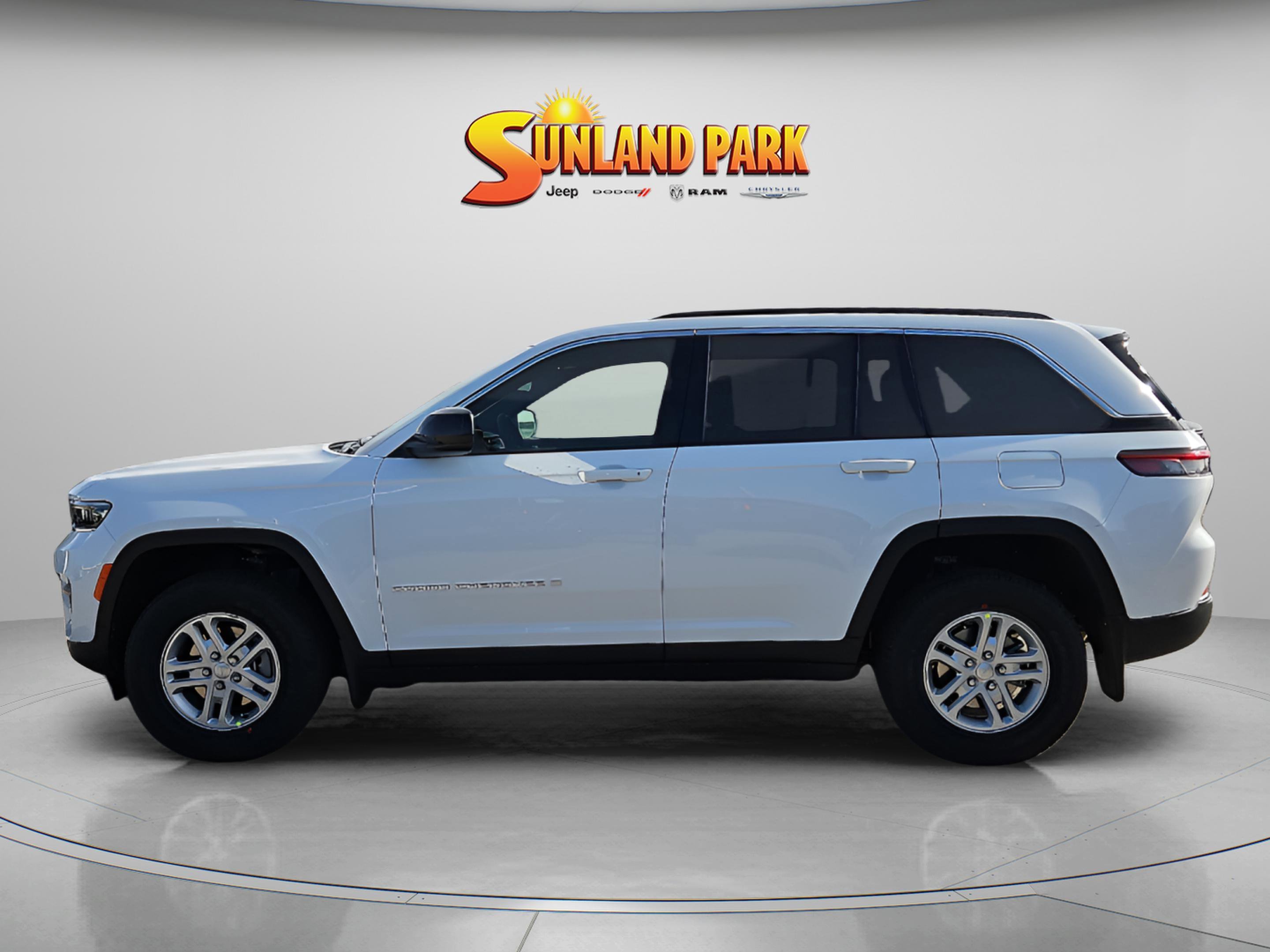 New 2025 Bright White Clear-Coat Exterior Paint Jeep Laredo image 3