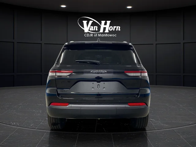 New 2026 Diamond Black Crystal Pearl-Coat Exterior Paint Jeep Limited image 8