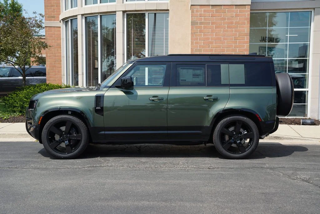New 2026 Woolstone Green Land Rover X-Dynamic SE image 2