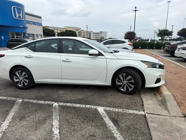 Used 2022 Glacier White Nissan 2.5 S image 3