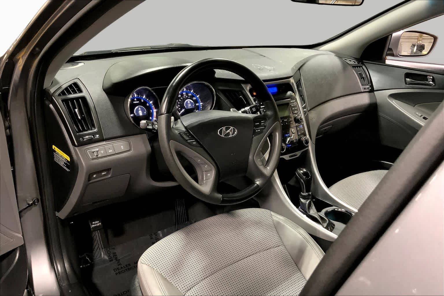 Used 2011 Harbor Gray Metallic Hyundai SE image 17
