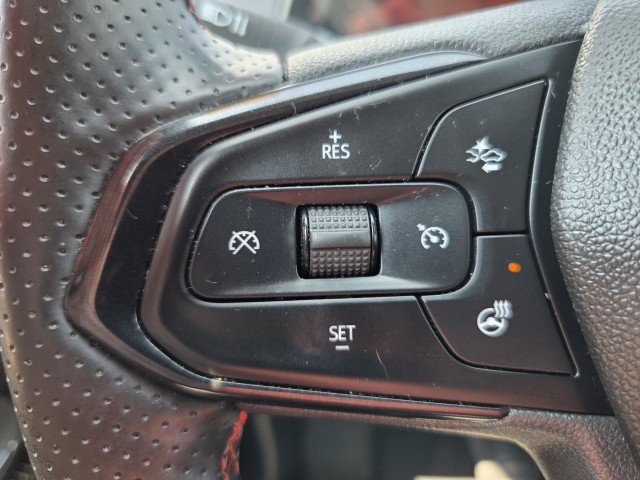 Used 2025 Summit White Chevrolet 2RS image 21