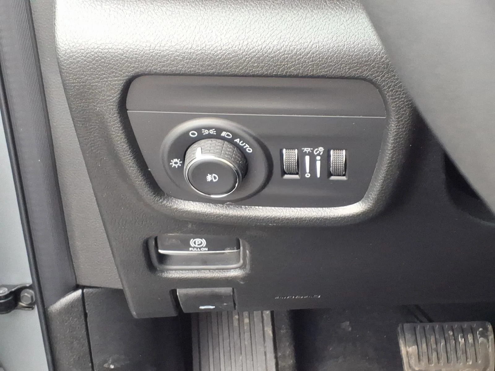 New 2026 Silver Zynith Exterior Paint Jeep Limited image 13
