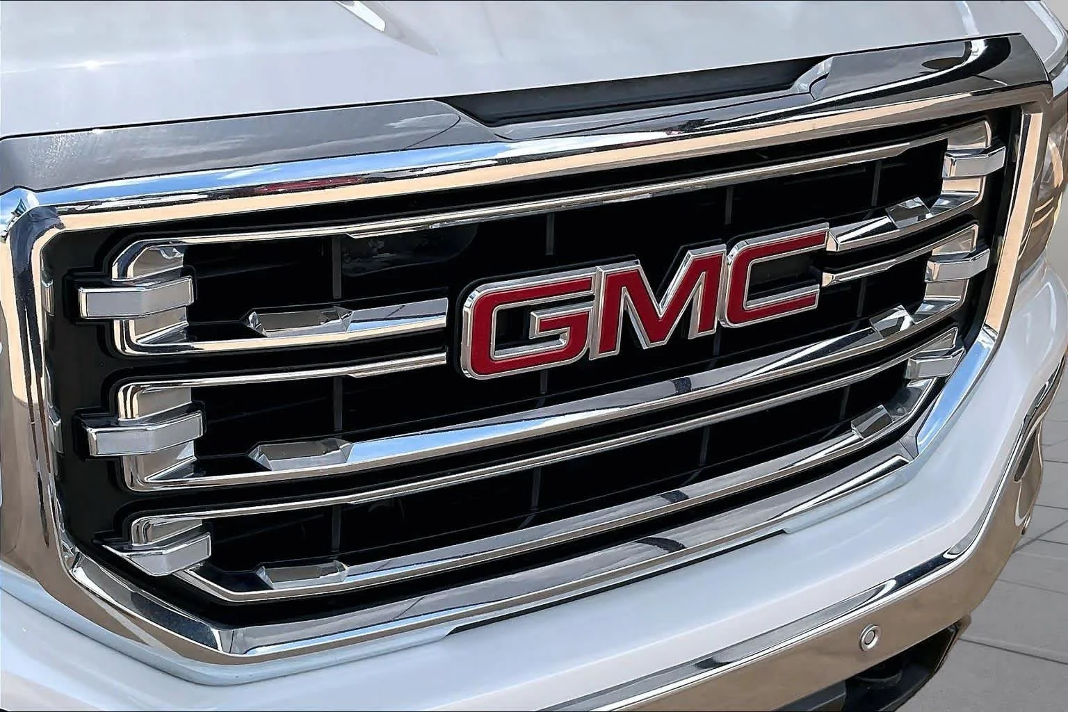 Used 2018 White Frost Tricoat GMC SLT image 28