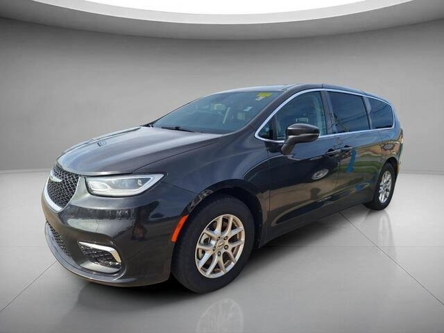 2023 Chrysler Pacifica Touring L's photo