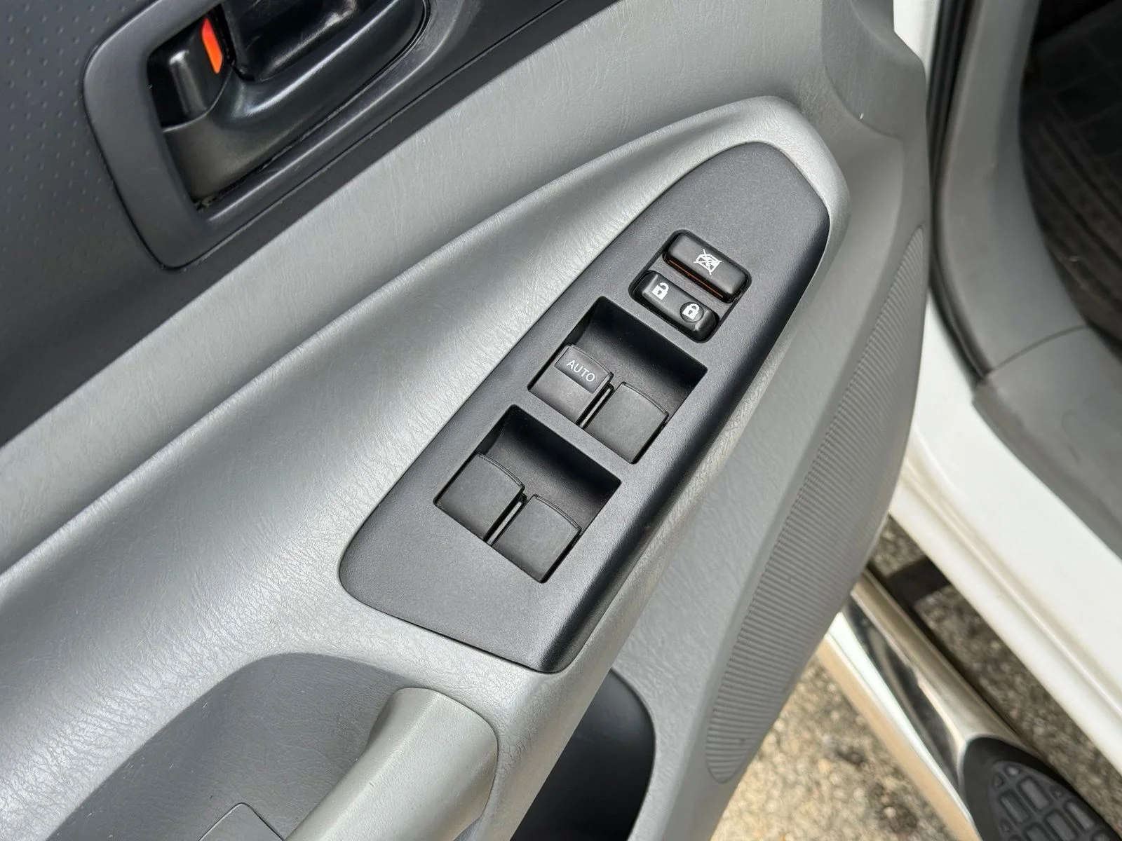 Used 2012 White Toyota Base image 16