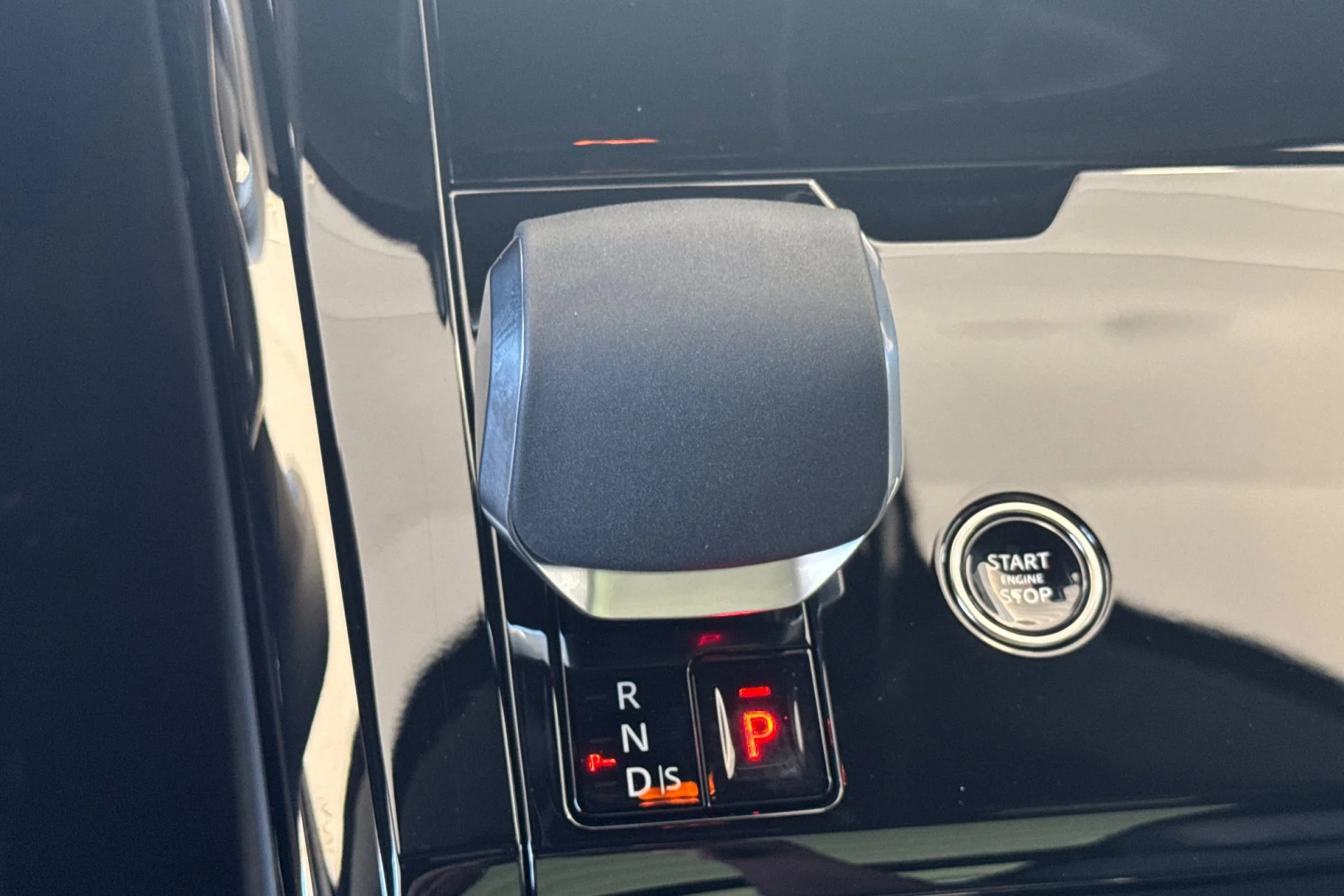 New 2026 Santorini Black Land Rover SE image 24
