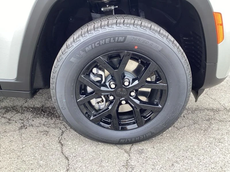 New 2026 Silver Zynith Exterior Paint Jeep Altitude image 9