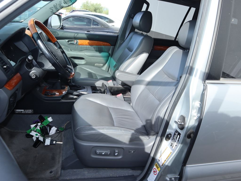 Used 2006 Titanium Metallic Lexus 470 image 9