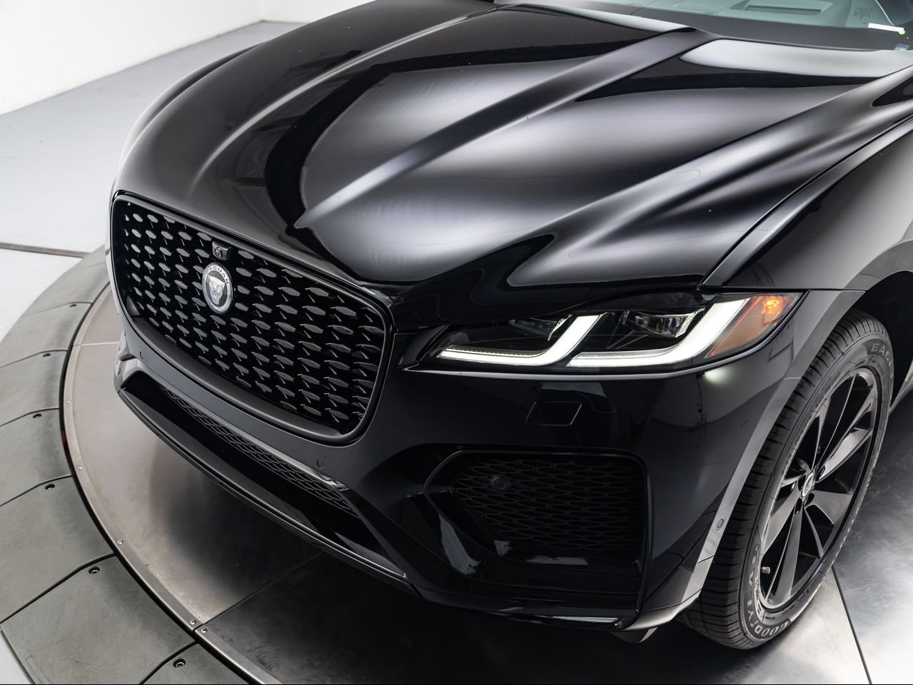 2026 Jaguar F-Pace R-Dynamic S - Photo 9