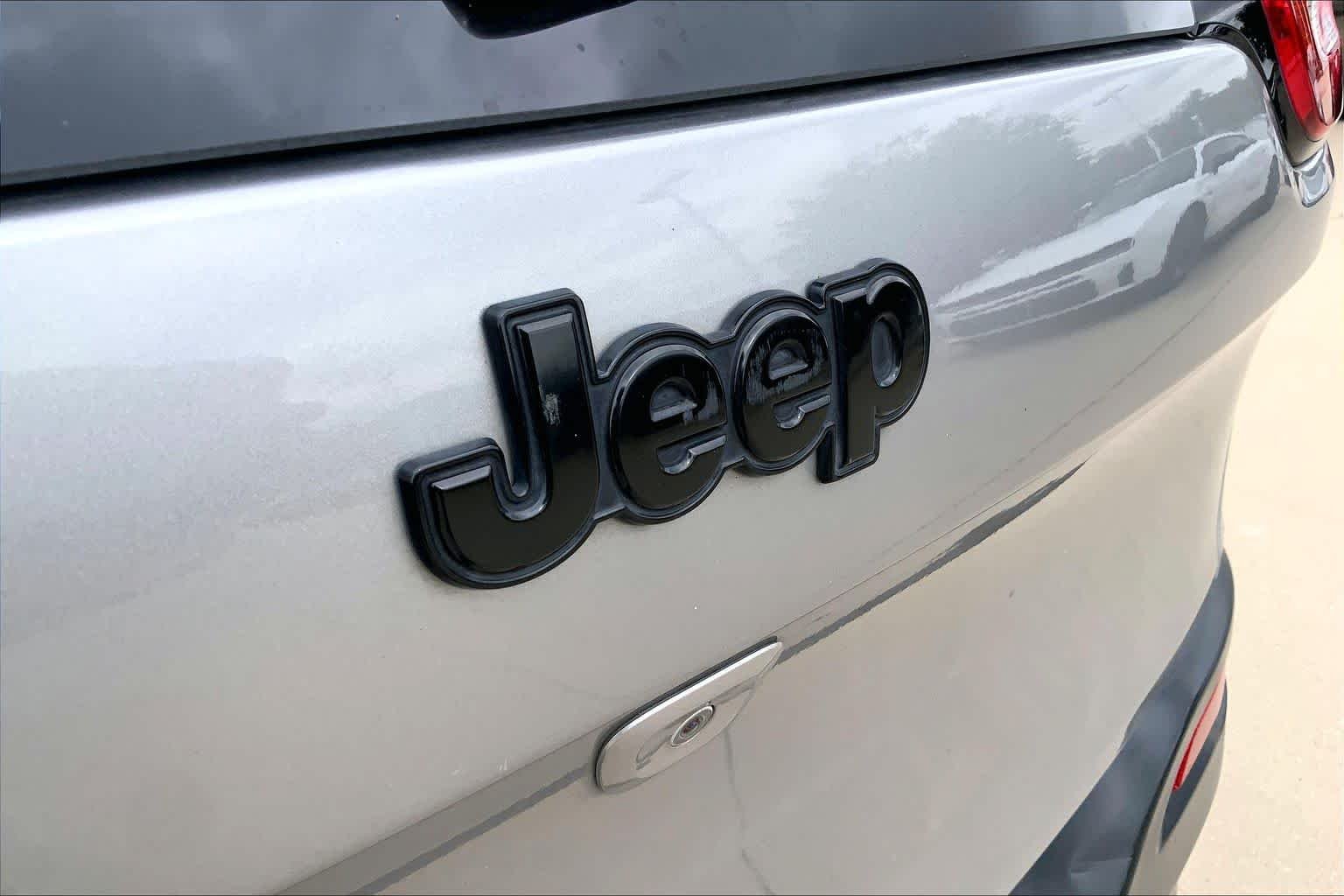 Used 2016 Billet Silver Metallic Clearcoat Jeep Altitude image 31