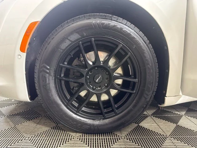 Used 2017 White Chrysler Limited image 10