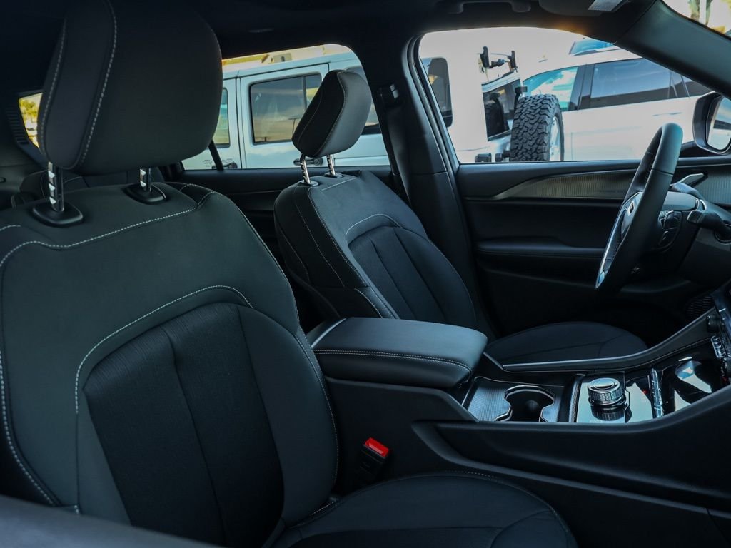 New 2026 Baltic Gray Metallic Clear-Coat Exterior Paint Jeep Laredo image 20