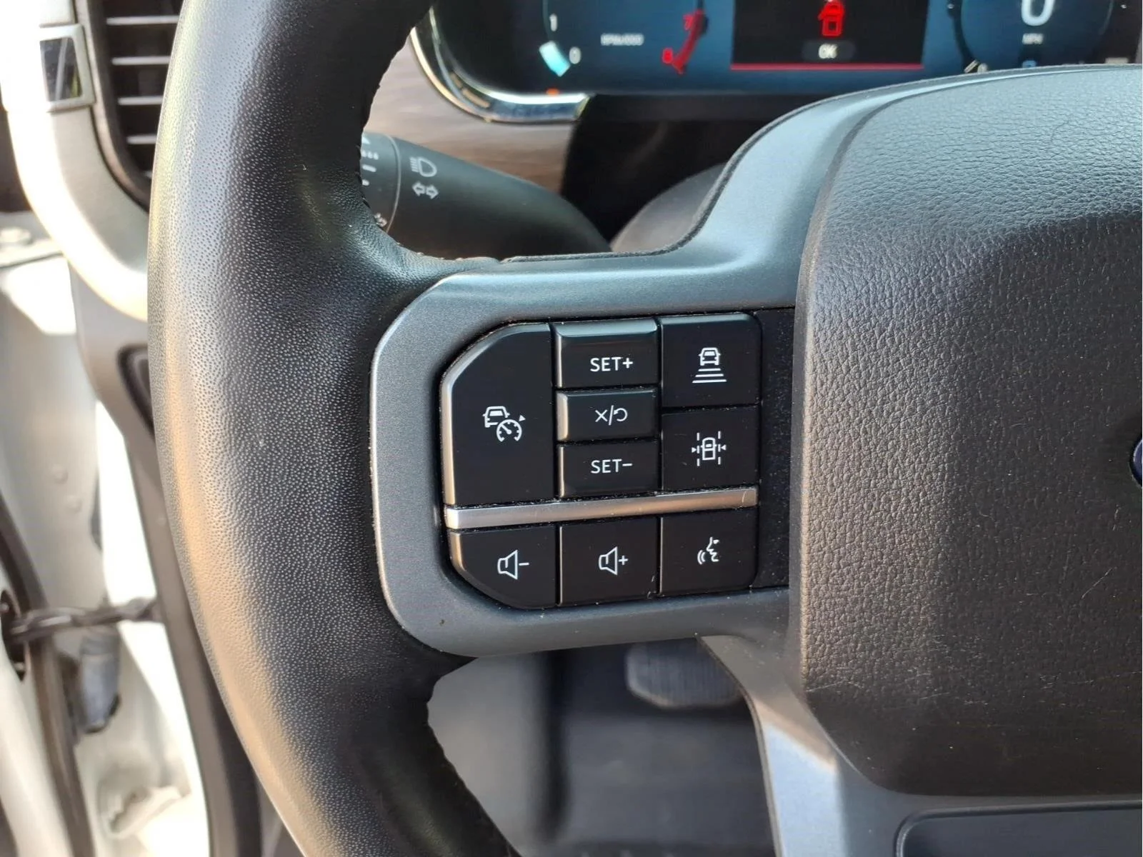 Used 2024 Star White Metallic Tri-Coat Ford LARIAT image 18