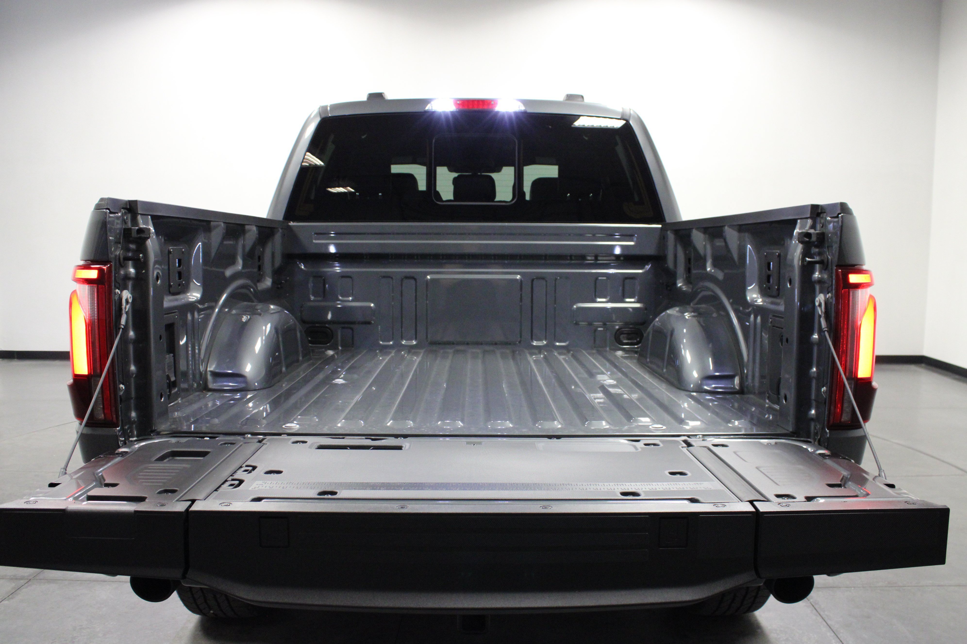 New 2026 Carbonized Gray Metallic Ford LARIAT image 15