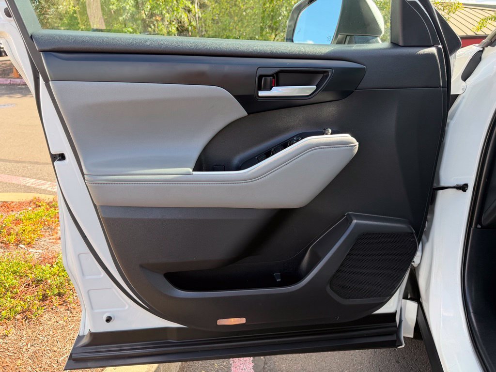 Used 2021 White Toyota XLE image 11