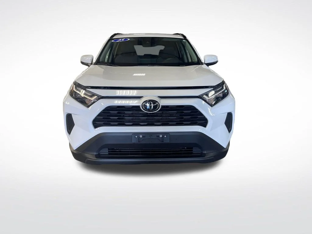 2025 Toyota RAV4 XLE - Photo 8
