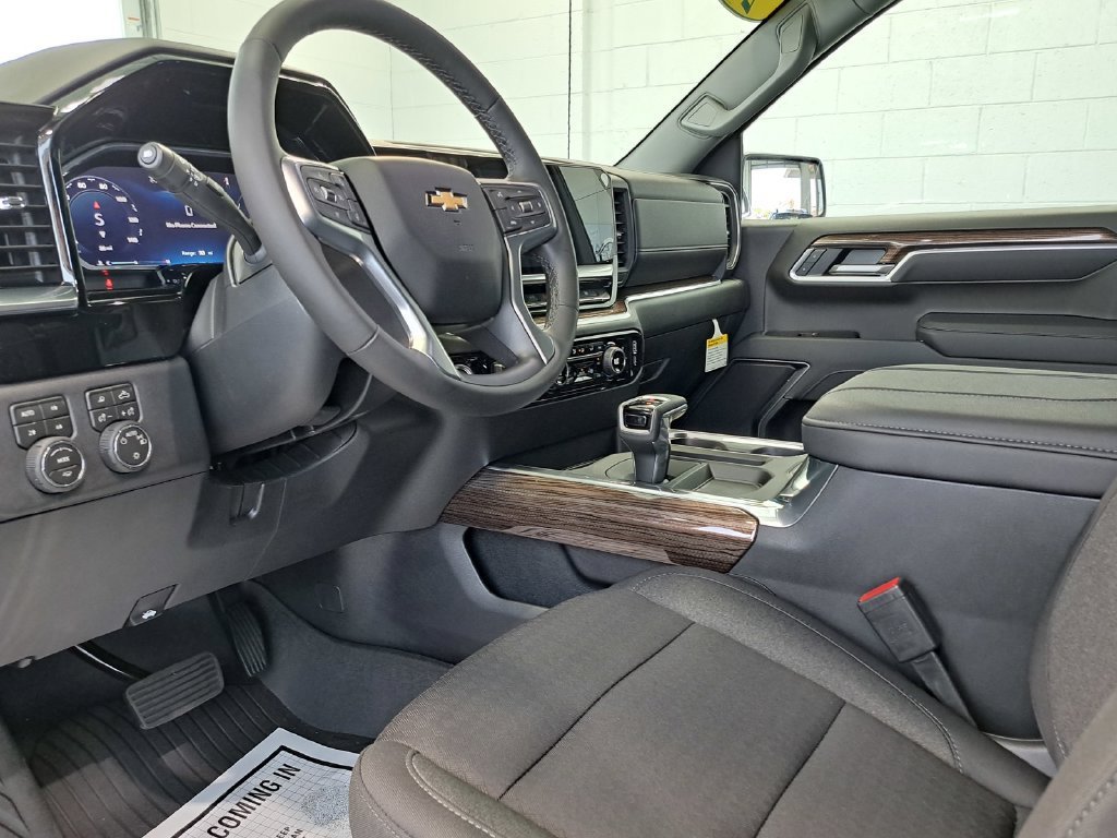 2026 Chevrolet Silverado 1500 LT Crew Cab Pickup Slide 6