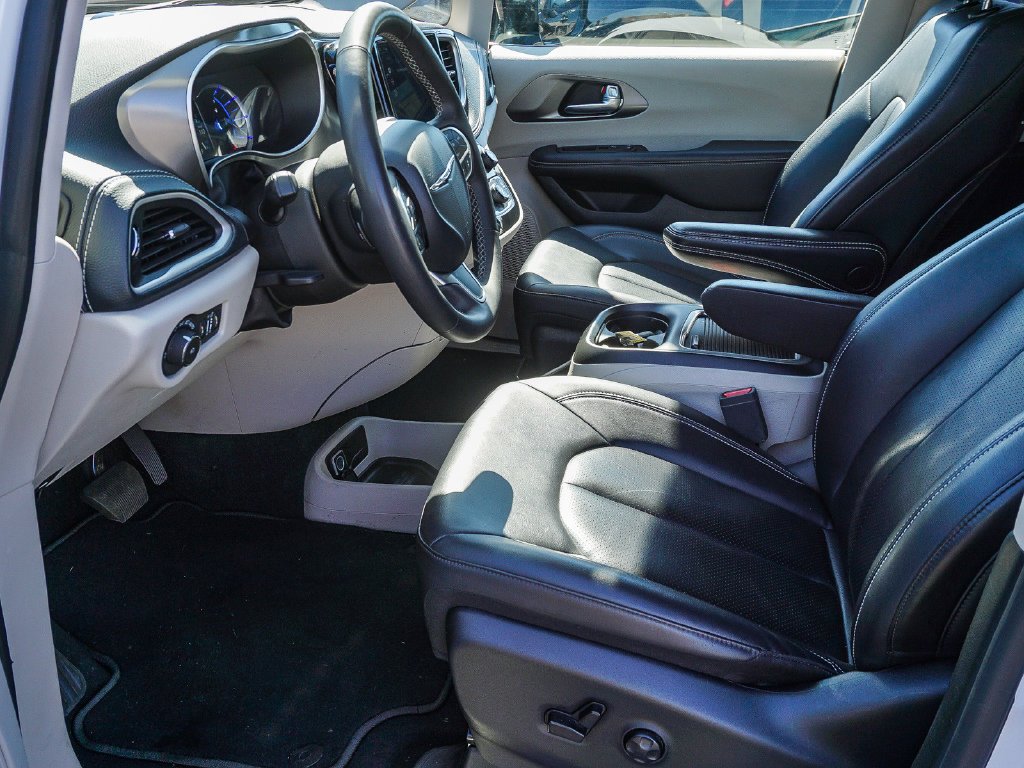 Used 2024 White Chrysler Select image 17