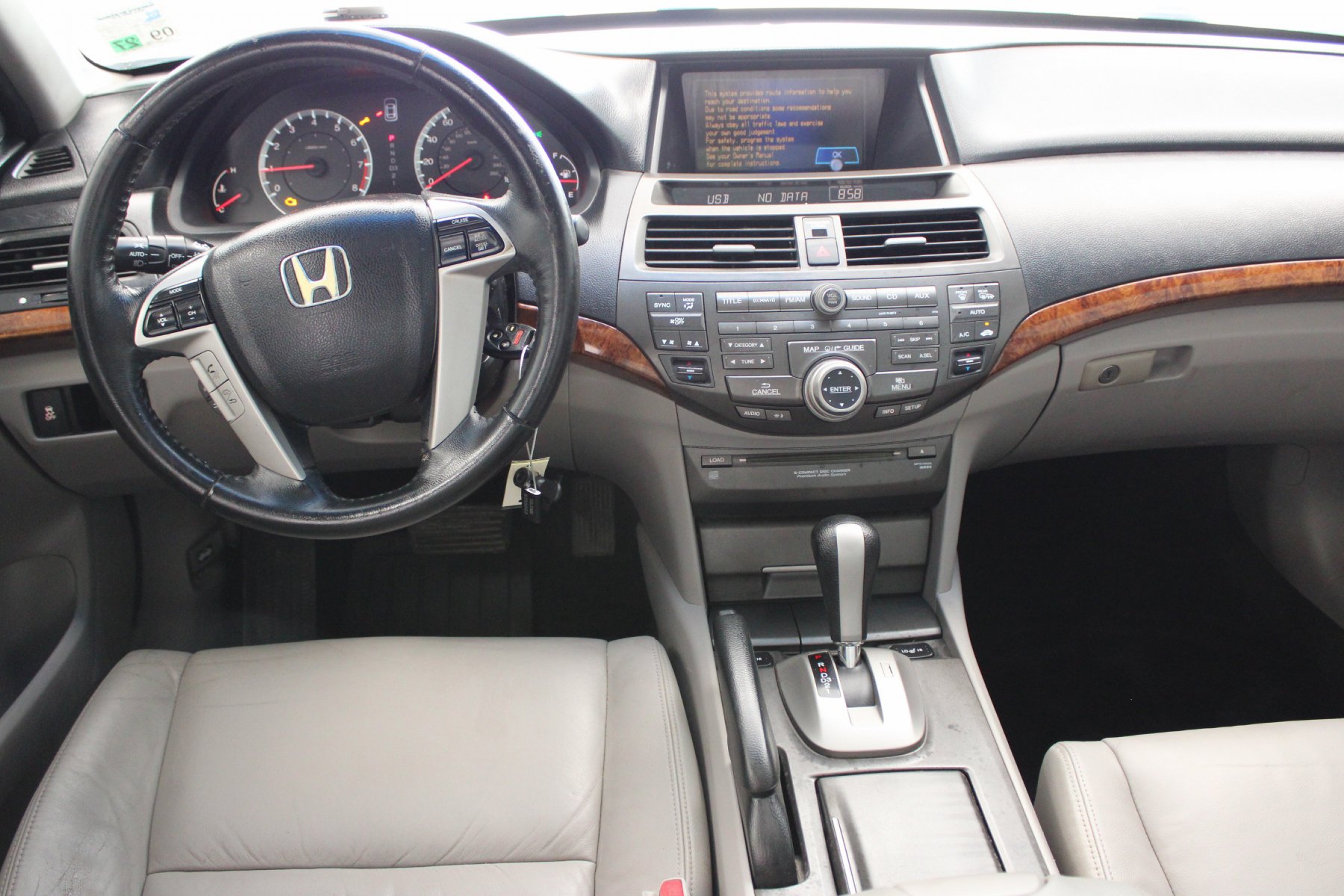 Used 2011 Alabaster Silver Metallic Honda 3.5 EX-L 4dr V6 Auto image 2