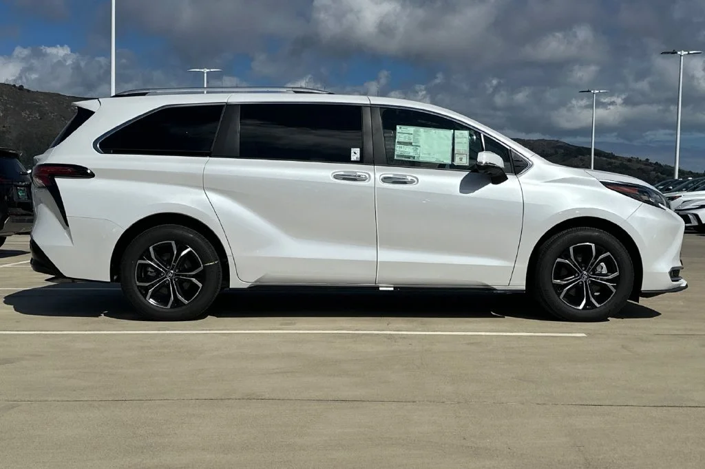 New 2026 Wind Chill Pearl <sup>1</sup> Toyota  Platinum image 3